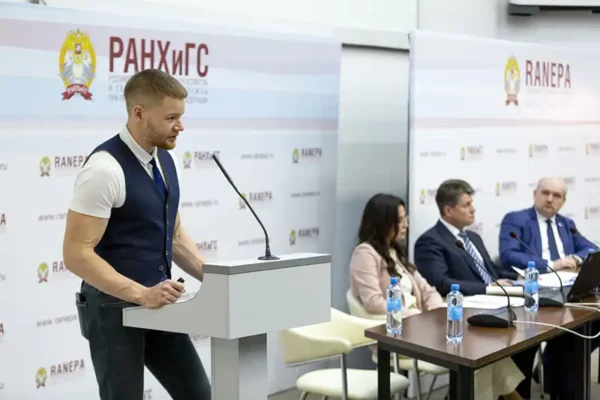Эмиль Сунагатуллин, генеральный директор EMSport, выступает на трибуне в РАНХиГС