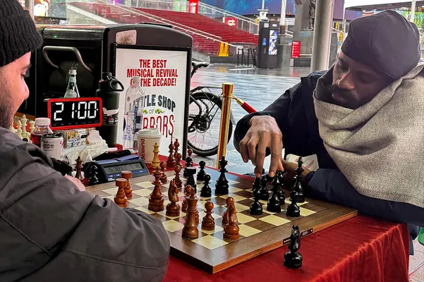 Игра в шахматы на улице