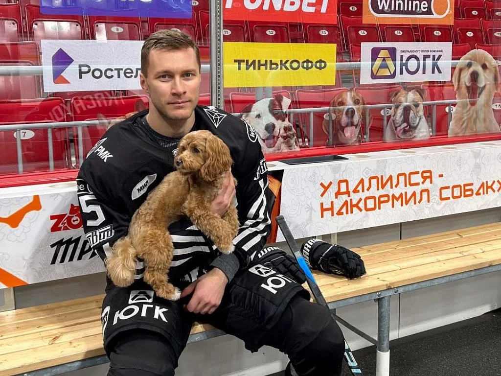 Хоккеист ХК "Трактор" с собакой