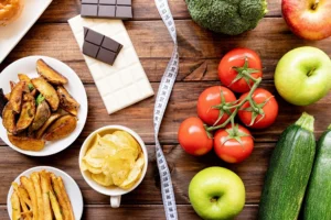 Разделение между вредными и полезными продуктами: шоколад и чипсы против овощей и фруктов